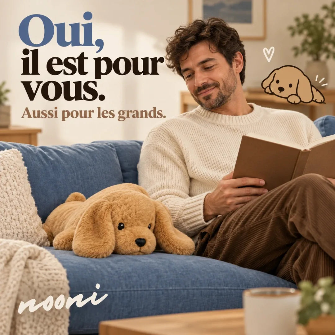 Un adulte lit sur le canapé à côté de la peluche Nooni chien